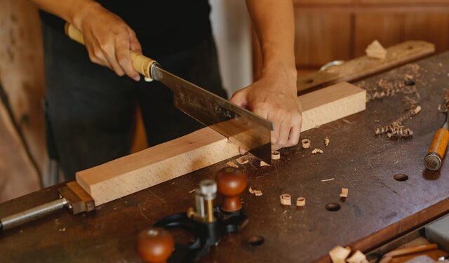 How to cut balsa wood