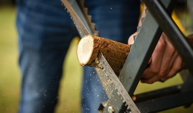 How To Make Straight Cuts With A Handsaw